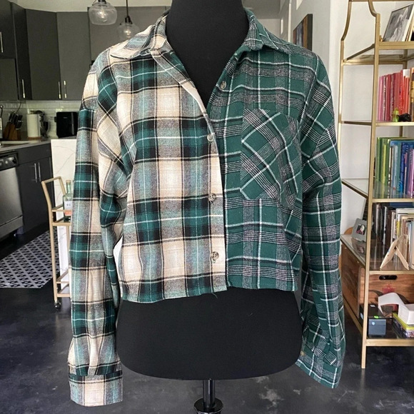 NWOT Forever 21 Plaid Crop Flannel - Picture 2 of 5